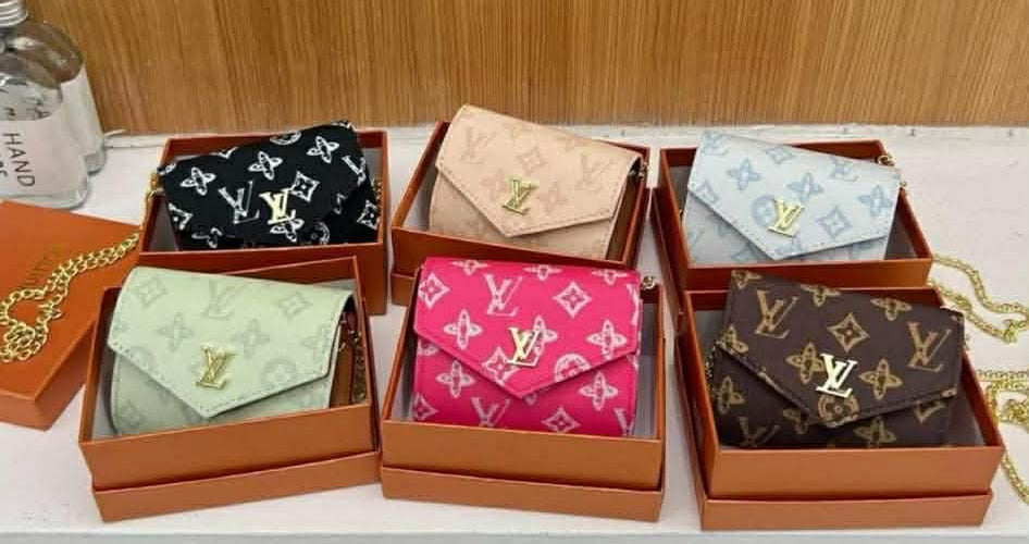 Small purse w chain strap