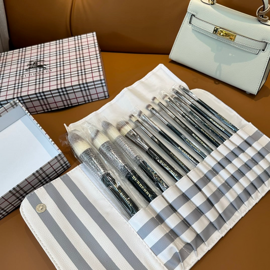 Burberry makeupbrush set & bag