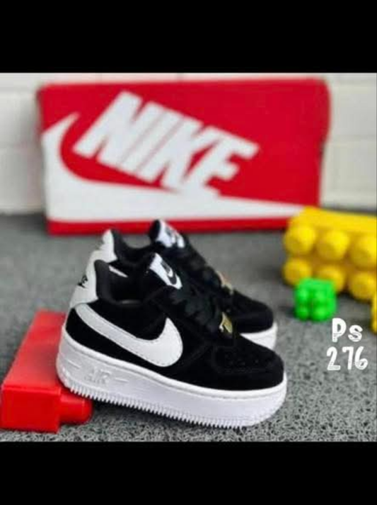 Kids black/white nike