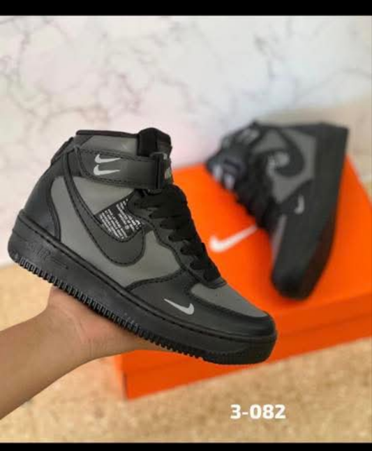 Kids black/grey nike