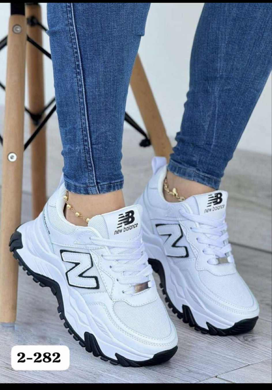 Womens white/black new balance