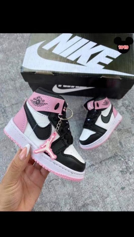 Womens white/blk/pink nike