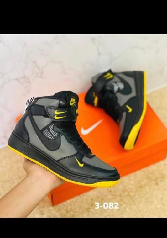 Kids black/yellow nike